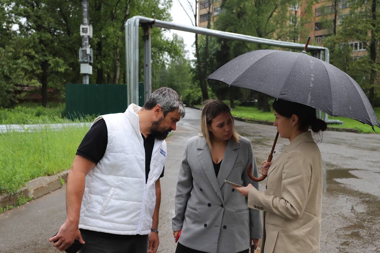 Заместитель главы городского округа Фрязино Наталья Силаева провела встречу с жителями улицы Нахимова, уделив особое внимание вопросу покоса травы на придомовой территории между домами №27 и №29