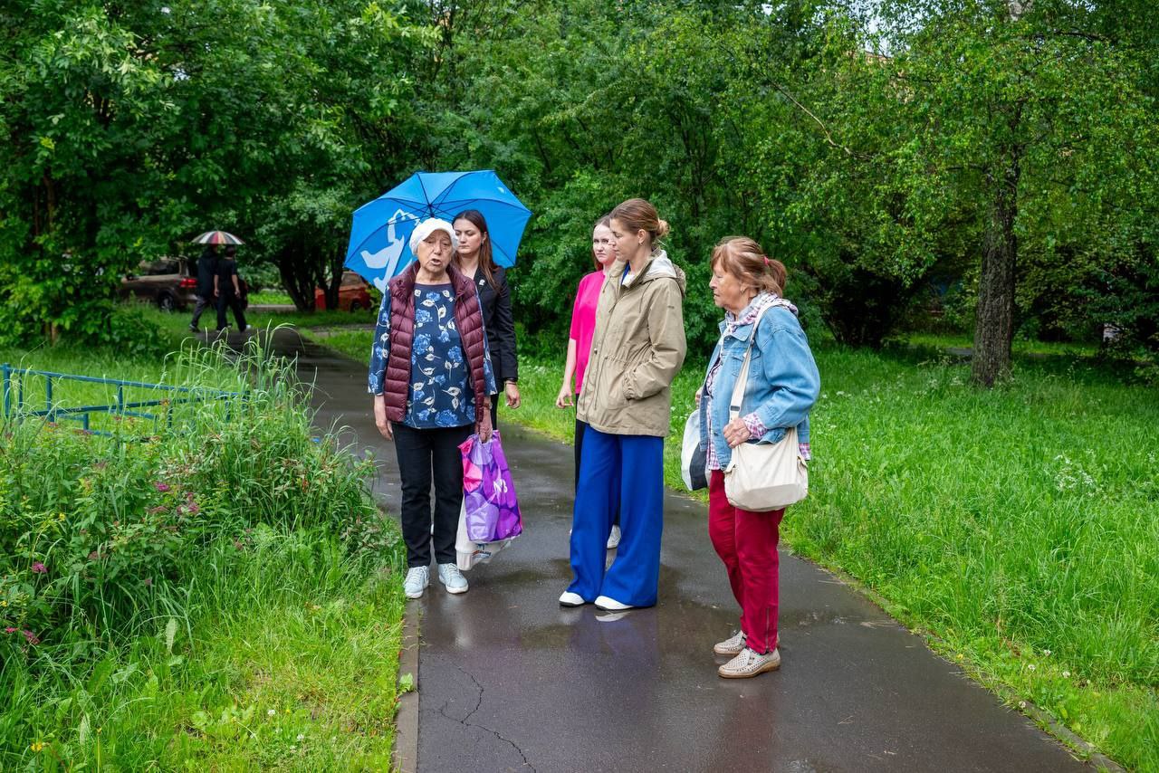 Первый заместитель главы городского округа Фрязино Наталия Князева совместно с общественниками и жителями домов №4 и №6 по улице Полевой провела выездную встречу, посвященную вопросам уборки мусора и содержания придомовой территории