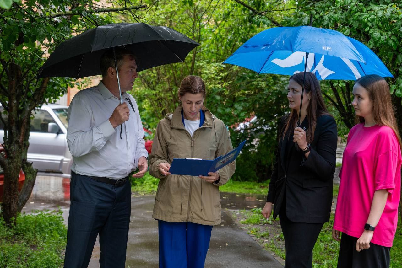 Первый заместитель главы городского округа Фрязино Наталия Князева совместно с общественниками и жителями домов №4 и №6 по улице Полевой провела выездную встречу, посвященную вопросам уборки мусора и содержания придомовой территории