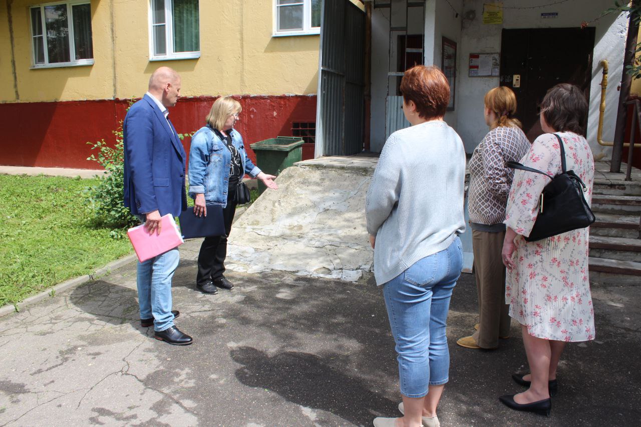 Заместитель главы городского округа Фрязино Антон Тропин провел обход территории, чтобы лично оценить состояние объектов и обсудить проблемные вопросы с жителями