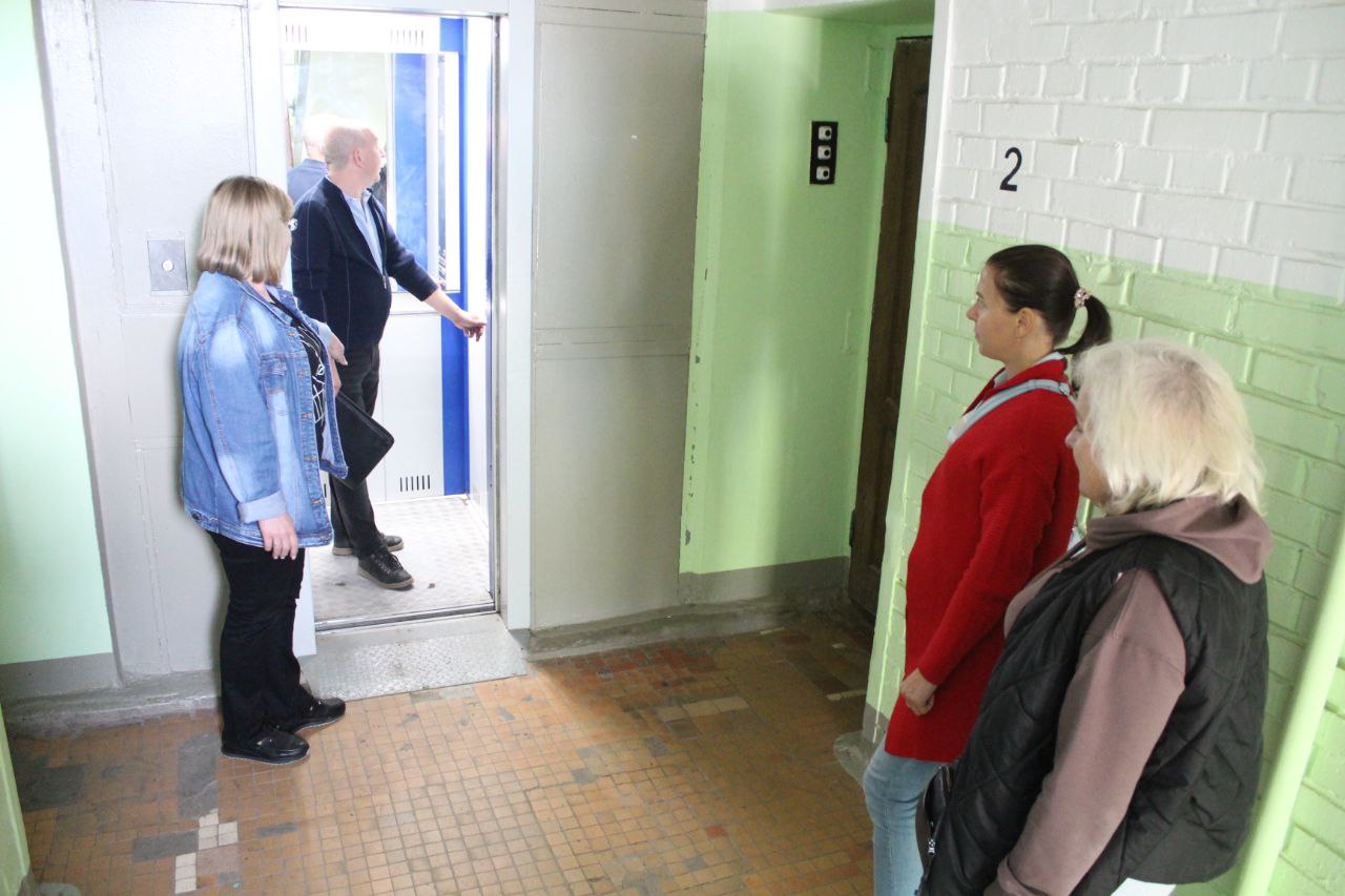 Исполняющий обязанности начальника управления ЖКХ, экологии и связи городского округа Фрязино Дмитрий Галкин, в рамках обхода закреплённой территории, провёл проверку состояния первого подъезда в доме №7 по проспекту Мира