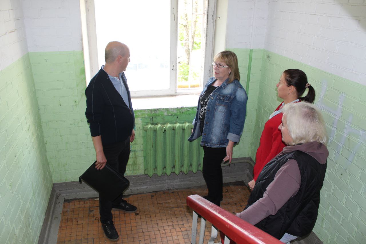 Исполняющий обязанности начальника управления ЖКХ, экологии и связи городского округа Фрязино Дмитрий Галкин, в рамках обхода закреплённой территории, провёл проверку состояния первого подъезда в доме №7 по проспекту Мира