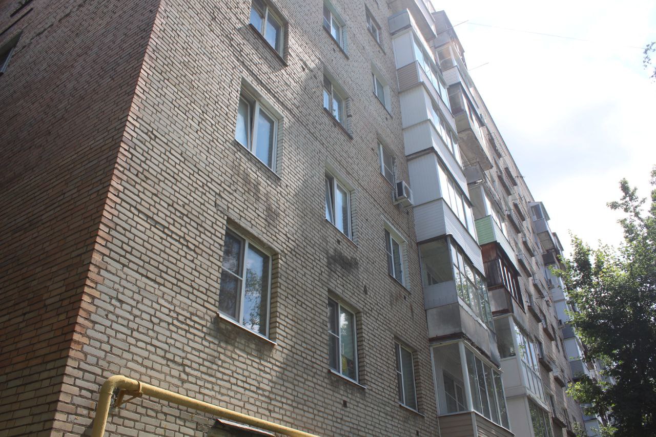 Исполняющий обязанности начальника управления ЖКХ, экологии и связи городского округа Фрязино Дмитрий Галкин, в рамках обхода закреплённой территории, провёл проверку состояния первого подъезда в доме №7 по проспекту Мира