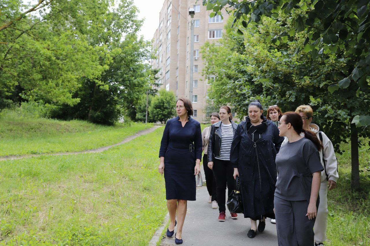 Заместитель главы городского округа Фрязино Юлия Шувалова провела инспекцию территории за домом № 19 по Проспекту Мира в рамках обхода закрепленной территории