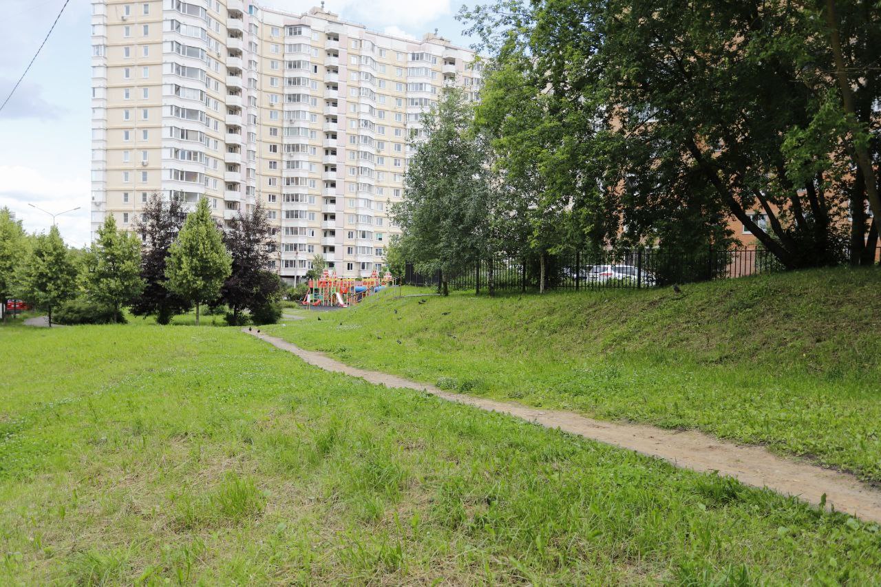 Заместитель главы городского округа Фрязино Юлия Шувалова провела инспекцию территории за домом № 19 по Проспекту Мира в рамках обхода закрепленной территории