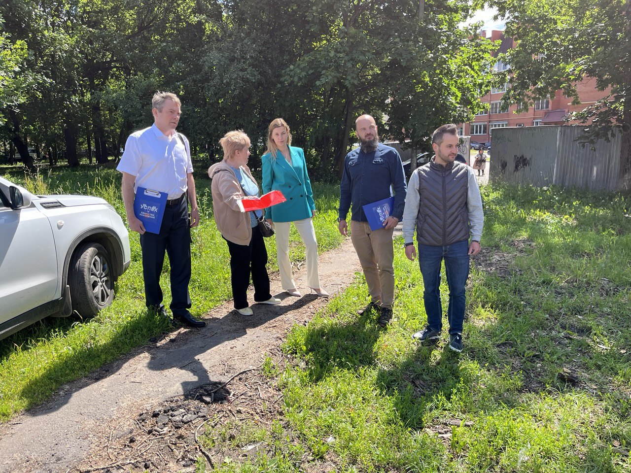 Первый заместитель главы городского округа Фрязино Наталия Князева в рамках обхода территории уделила внимание двору по адресу Спортивный проезд, дом 2А