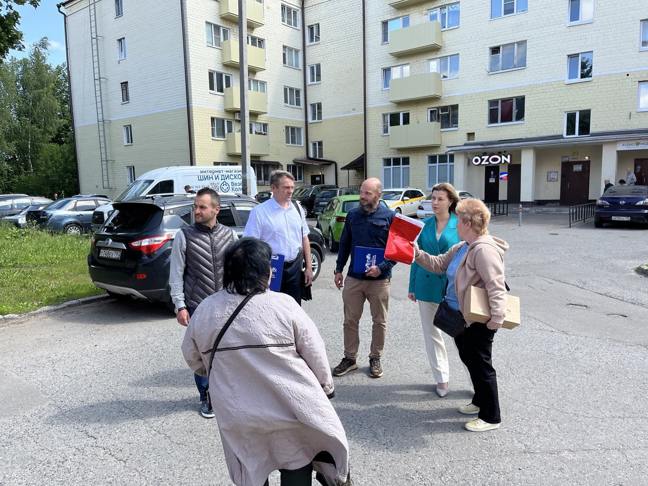 Первый заместитель главы городского округа Фрязино Наталия Князева в рамках обхода территории уделила внимание двору по адресу Спортивный проезд, дом 2А