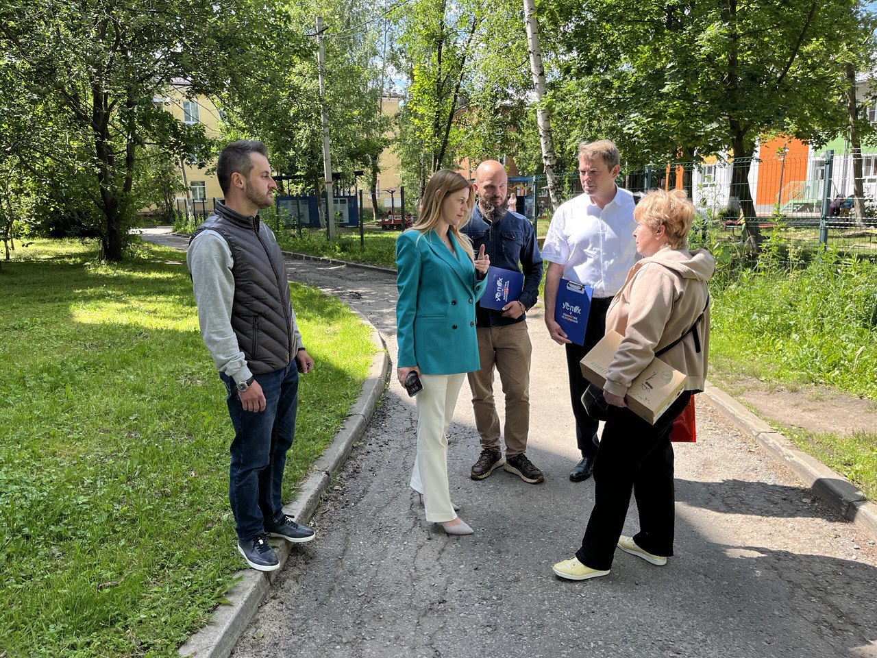 Первый заместитель главы городского округа Фрязино Наталия Князева в рамках обхода территории уделила внимание двору по адресу Спортивный проезд, дом 2А