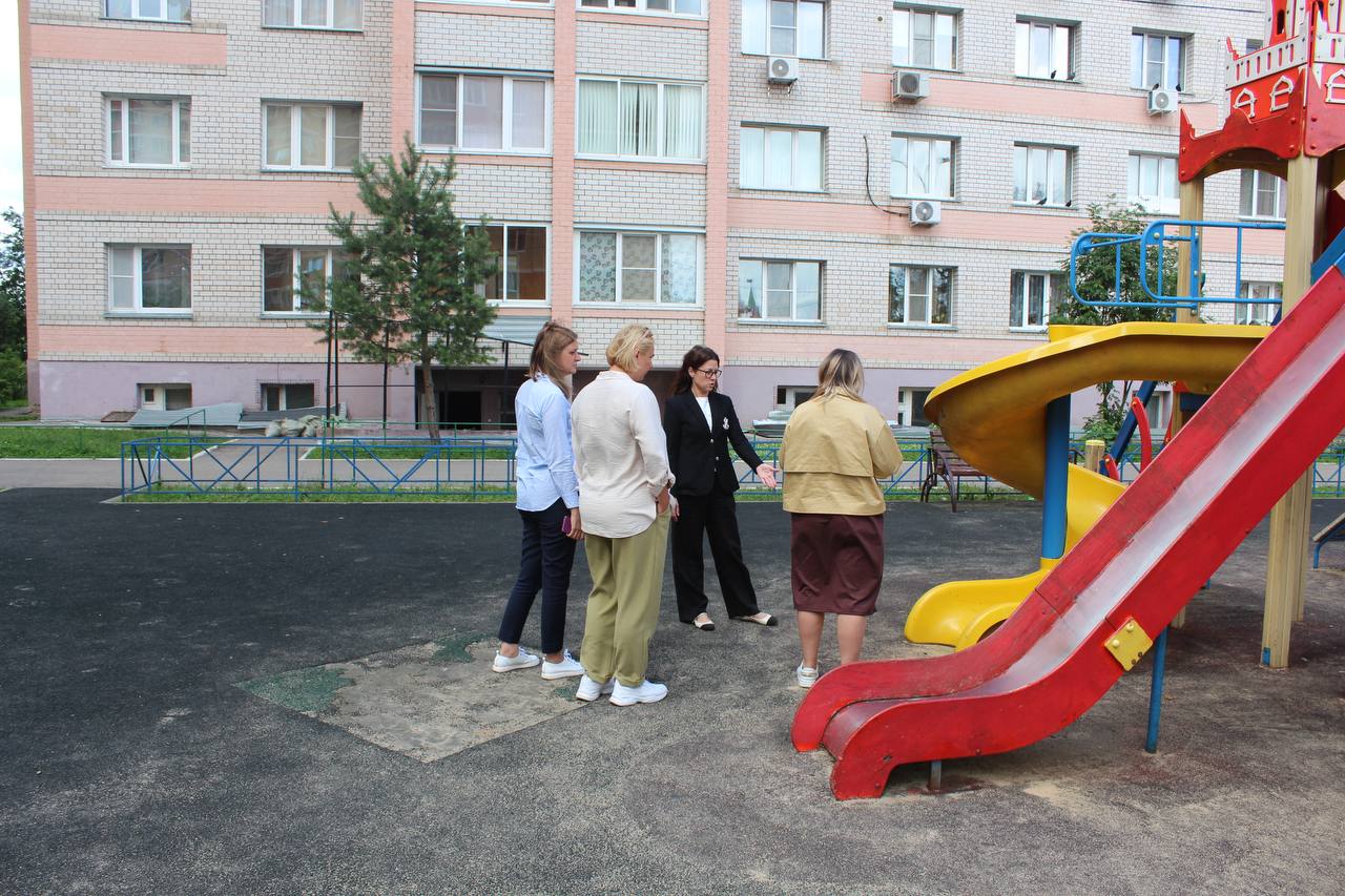 Заместитель главы городского округа Фрязино Наталья Силаева в рамках обхода закрепленной территории посетила двор дома 12к1 по улице Горького