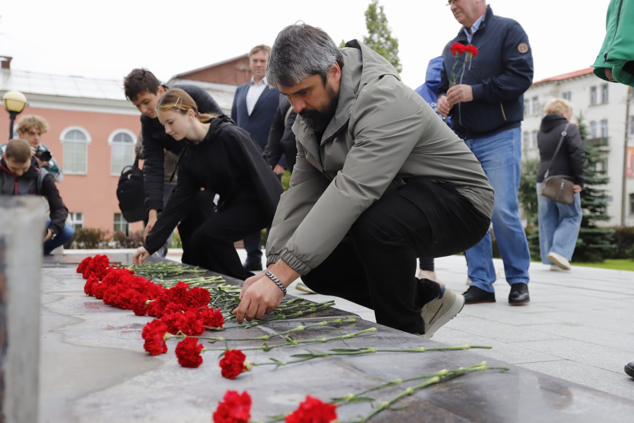 Сегодня у мемориала &laquo;Живым и Павшим&raquo; состоялась торжественная церемония возложения цветов, посвященная Дню ветеранов боевых действий