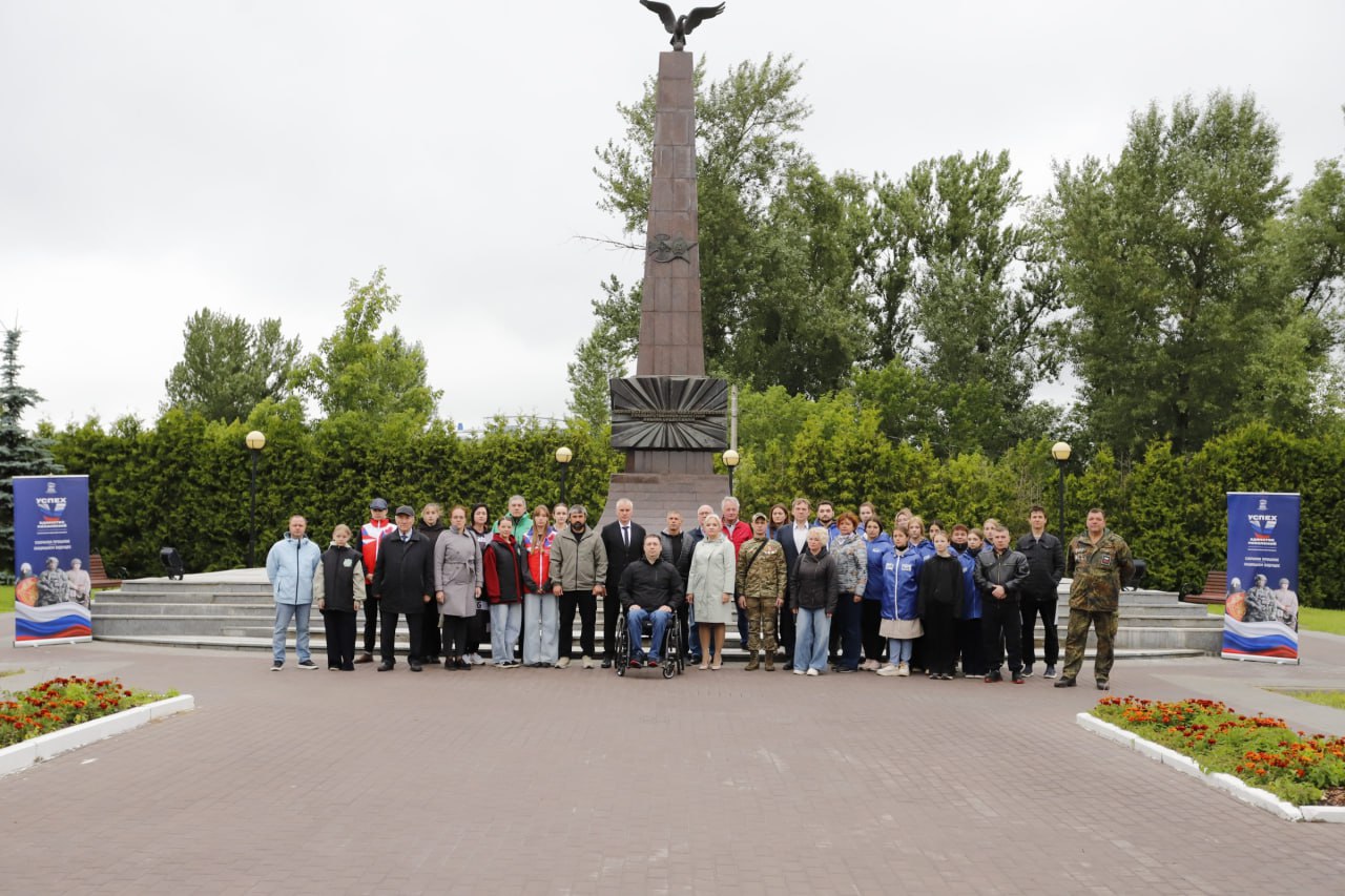 Сегодня у мемориала &laquo;Живым и Павшим&raquo; состоялась торжественная церемония возложения цветов, посвященная Дню ветеранов боевых действий