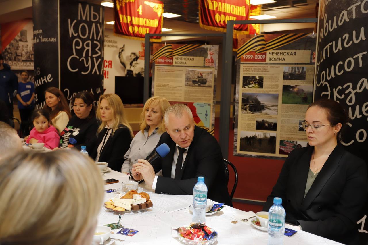 В ДК &laquo;Исток&raquo; в атмосфере выставки &laquo;Гордимся Победой&raquo; состоялась традиционная встреча с участниками специальной военной операции и их семьями