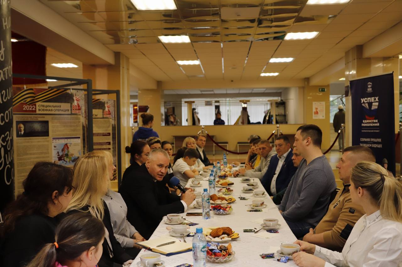 В ДК &laquo;Исток&raquo; в атмосфере выставки &laquo;Гордимся Победой&raquo; состоялась традиционная встреча с участниками специальной военной операции и их семьями