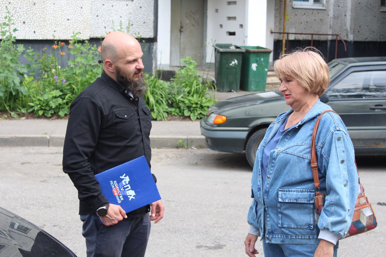 Начальник управления благоустройства, транспорта и дорожного хозяйства городского округа Фрязино Павел Никишкин в рамках традиционных обходов вместе с коллегами и представителями МБУ "Городское хозяйство" посетил двор по улице Десантников расположенный между домами №3, 5 и 11