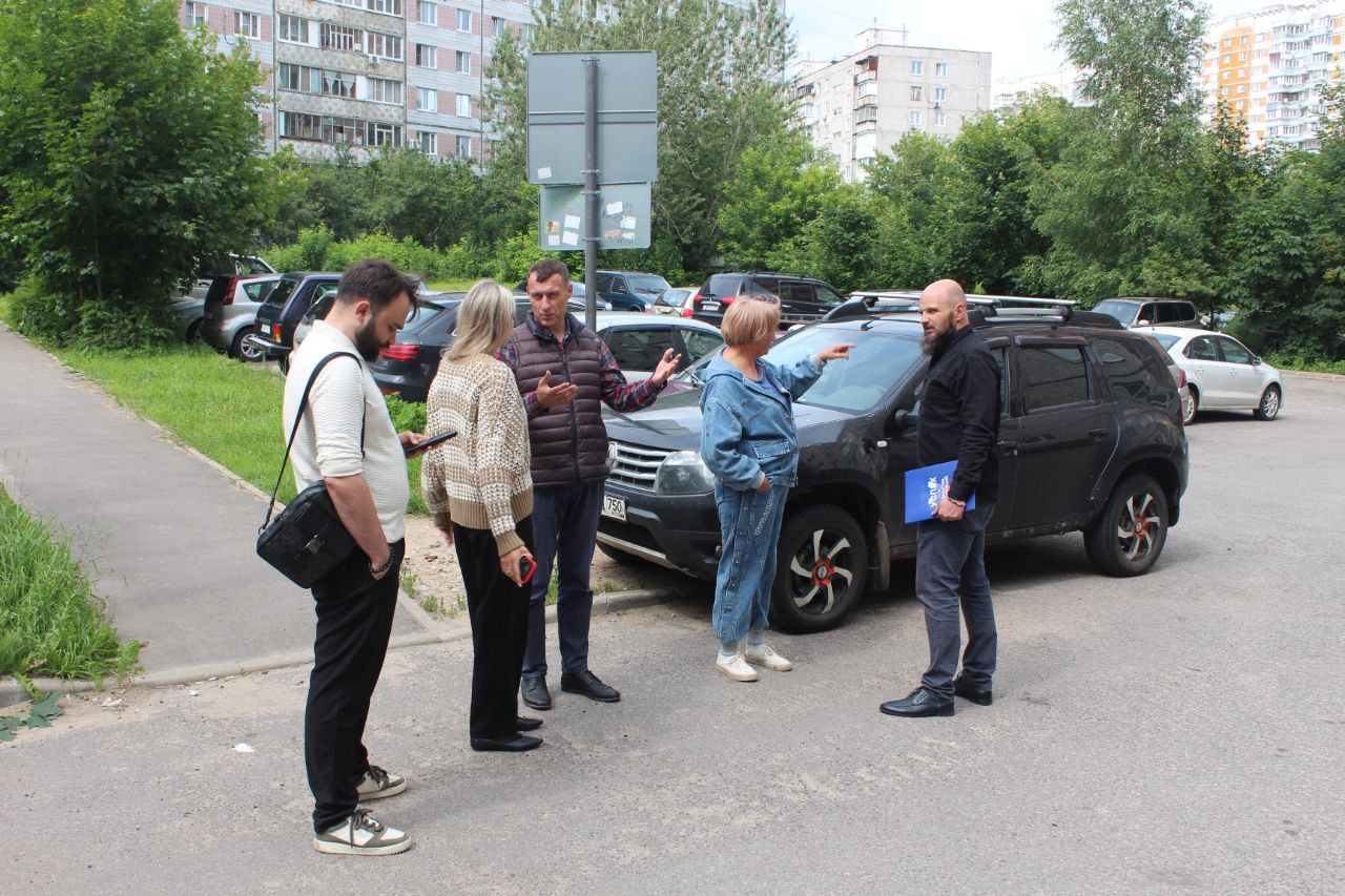Начальник управления благоустройства, транспорта и дорожного хозяйства городского округа Фрязино Павел Никишкин в рамках традиционных обходов вместе с коллегами и представителями МБУ "Городское хозяйство" посетил двор по улице Десантников расположенный между домами №3, 5 и 11