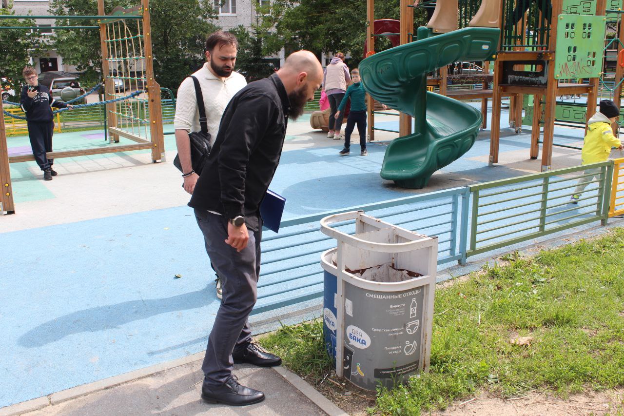 Начальник управления благоустройства, транспорта и дорожного хозяйства городского округа Фрязино Павел Никишкин в рамках традиционных обходов вместе с коллегами и представителями МБУ "Городское хозяйство" посетил двор по улице Десантников расположенный между домами №3, 5 и 11