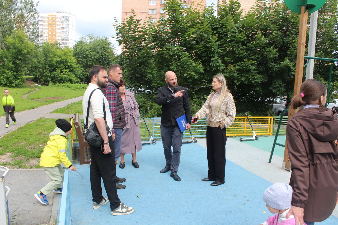 Начальник управления благоустройства, транспорта и дорожного хозяйства городского округа Фрязино Павел Никишкин в рамках традиционных обходов вместе с коллегами и представителями МБУ "Городское хозяйство" посетил двор по улице Десантников расположенный между домами №3, 5 и 11