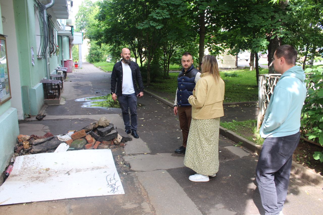 В рамках обходов закреплённых территорий начальник управления благоустройства, дорожного хозяйства и транспорта городского округа Фрязино Павел Никишкин вместе с представителями МБУ "Городское хозяйство" и управляющей компании посетил двор дома №5 по улице Московской