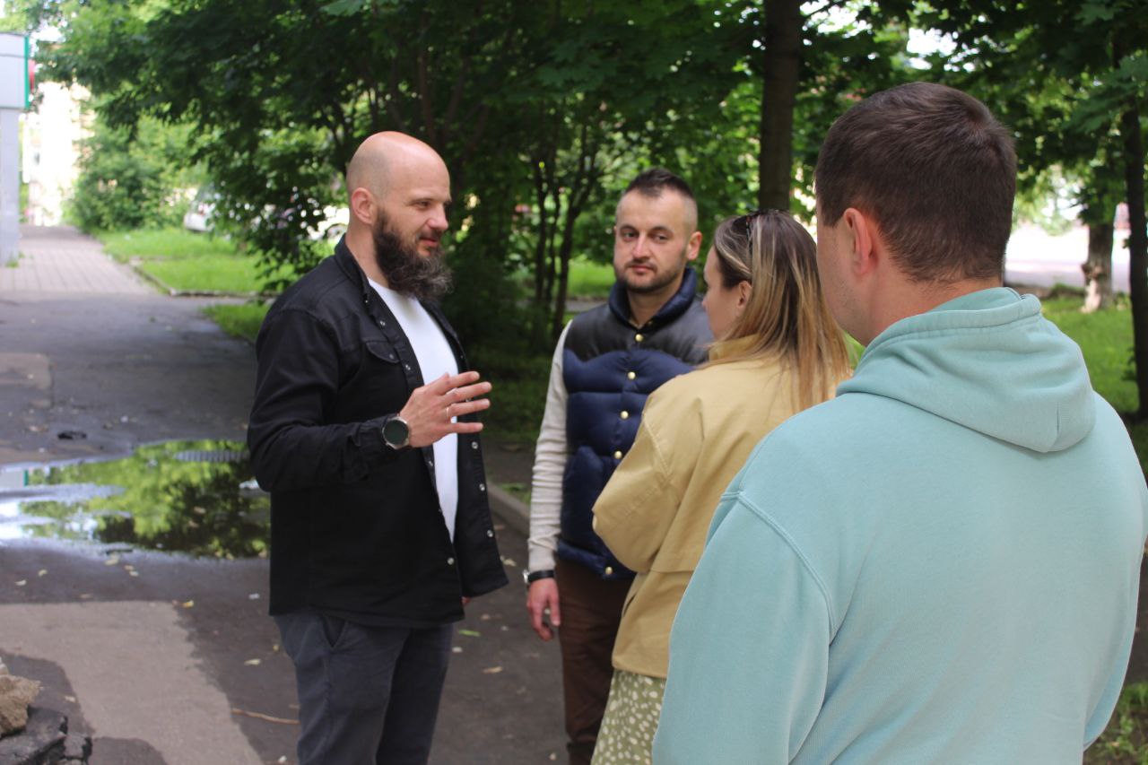 В рамках обходов закреплённых территорий начальник управления благоустройства, дорожного хозяйства и транспорта городского округа Фрязино Павел Никишкин вместе с представителями МБУ "Городское хозяйство" и управляющей компании посетил двор дома №5 по улице Московской