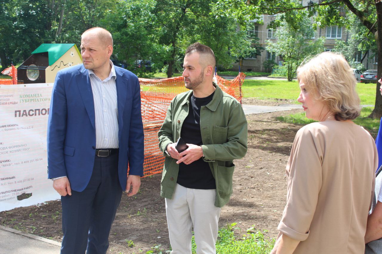 Заместитель главы городского округа Фрязино Антон Тропин в рамках обхода закреплённой территории посетил строящуюся детскую площадку во дворе на проспекте Мира, дом 6