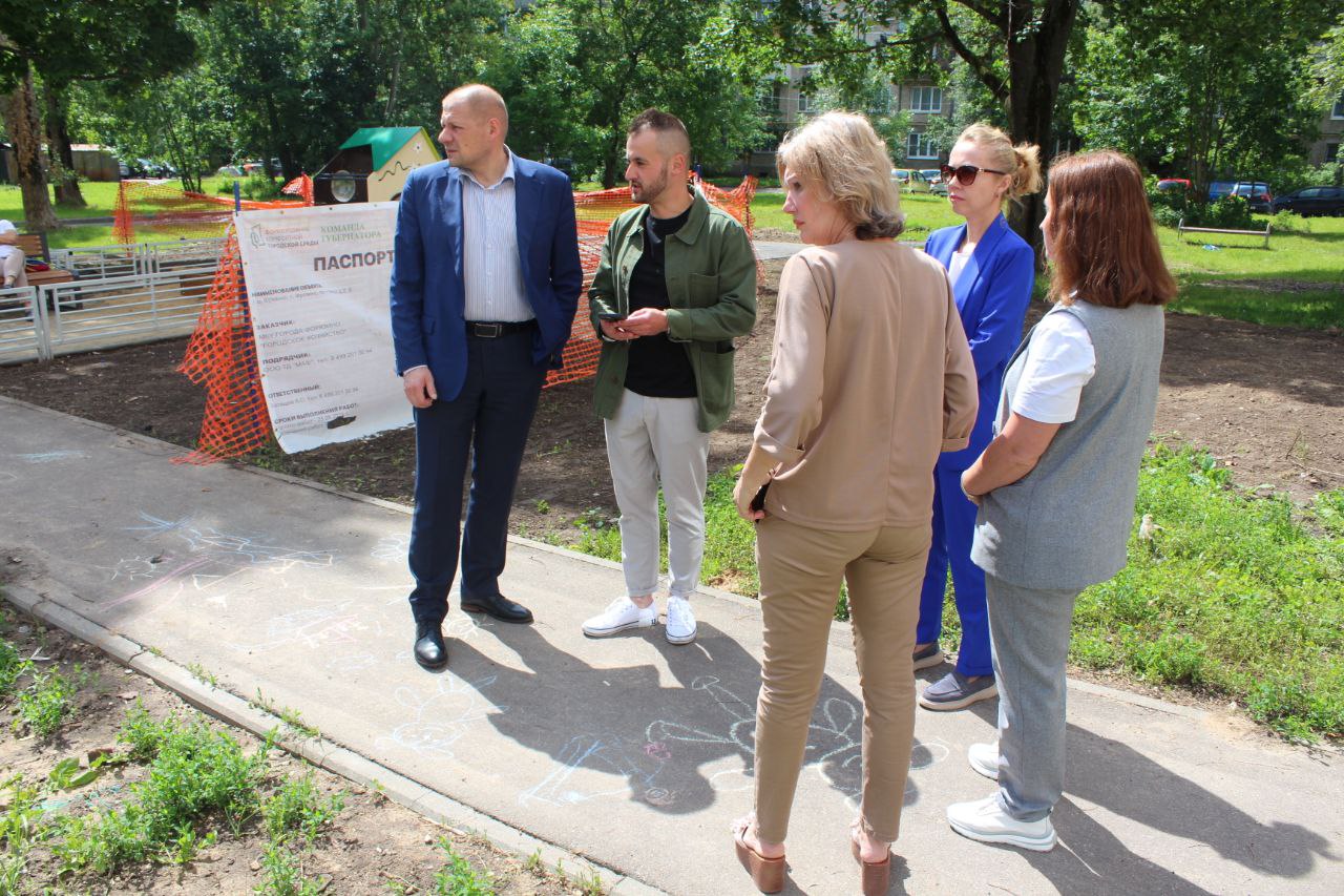 Заместитель главы городского округа Фрязино Антон Тропин в рамках обхода закреплённой территории посетил строящуюся детскую площадку во дворе на проспекте Мира, дом 6