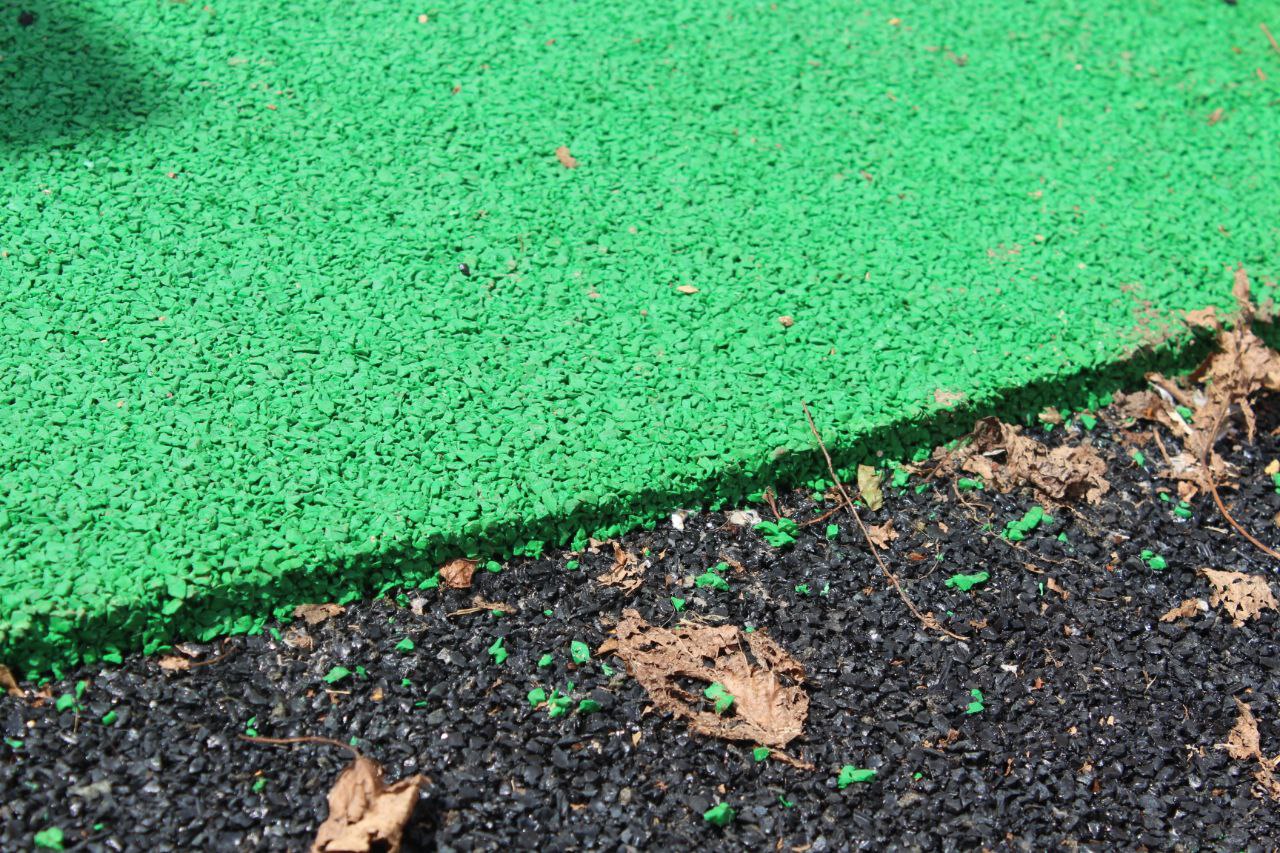 Заместитель главы городского округа Фрязино Антон Тропин в рамках обхода закреплённой территории посетил строящуюся детскую площадку во дворе на проспекте Мира, дом 6