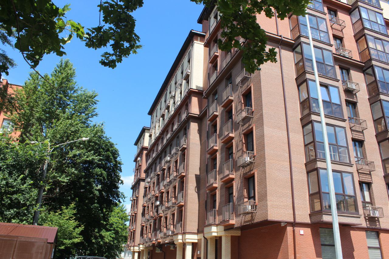 Начальник управления ЖКХ, экологии и связи Олег Фрибус вместе с представителями управляющей компании посетил двор дома №5 по улице Центральной для проверки состояния контейнерных площадок и вопросов уборки мусора