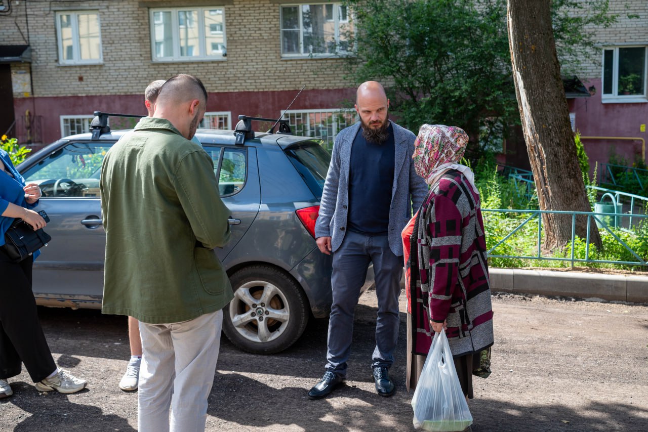 Начальник управления благоустройства, транспорта и дорожного хозяйства городского округа Фрязино Павел Никишкин в рамках обхода территории вместе с представителями МБУ &laquo;Городское хозяйство&raquo; осмотрели дорогу во дворе дома №26 по улице Ленина