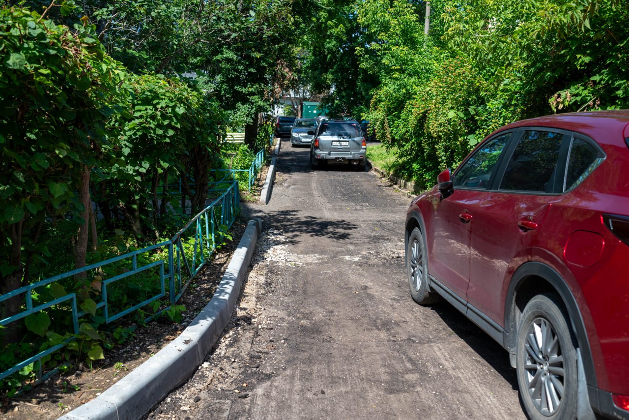 Начальник управления благоустройства, транспорта и дорожного хозяйства городского округа Фрязино Павел Никишкин в рамках обхода территории вместе с представителями МБУ &laquo;Городское хозяйство&raquo; осмотрели дорогу во дворе дома №26 по улице Ленина