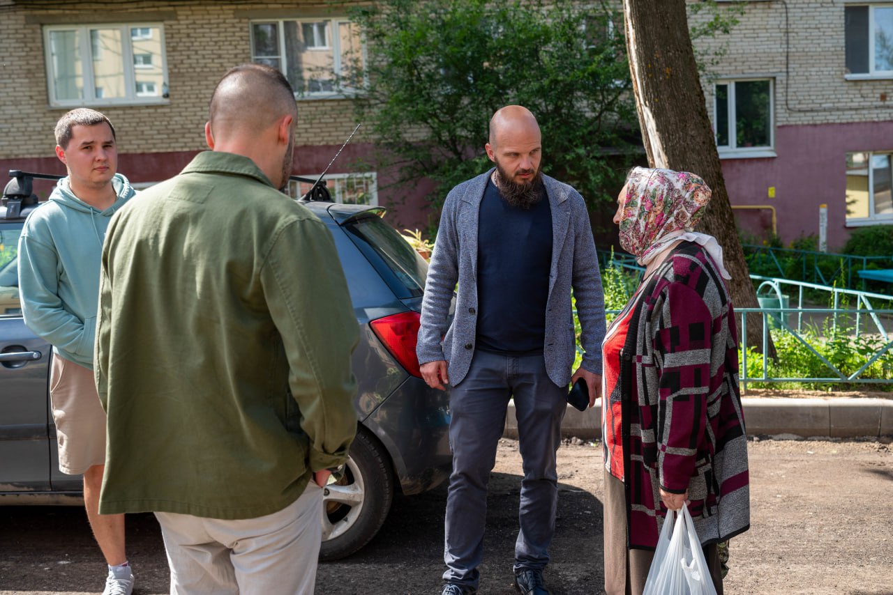 Начальник управления благоустройства, транспорта и дорожного хозяйства городского округа Фрязино Павел Никишкин в рамках обхода территории вместе с представителями МБУ &laquo;Городское хозяйство&raquo; осмотрели дорогу во дворе дома №26 по улице Ленина