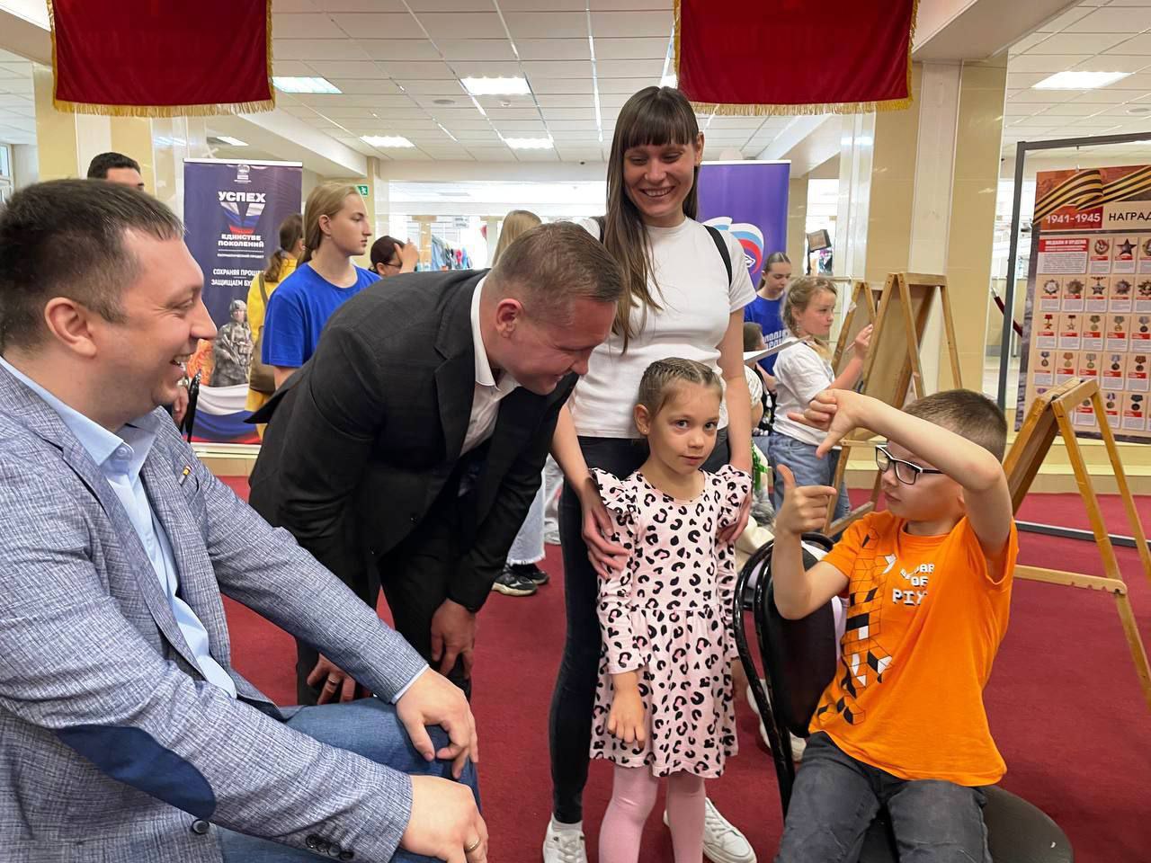 В ДК &laquo;Исток&raquo; прошёл детский художественный фестиваль &laquo;Мой папа &ndash; Герой!&raquo;, объединивший историческую память, поддержку участников специальной военной операции и творчество юных талантов