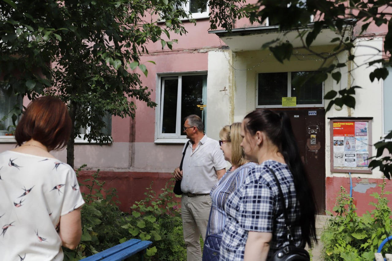 Проверили качество ремонта у подъезда на улице Ленина