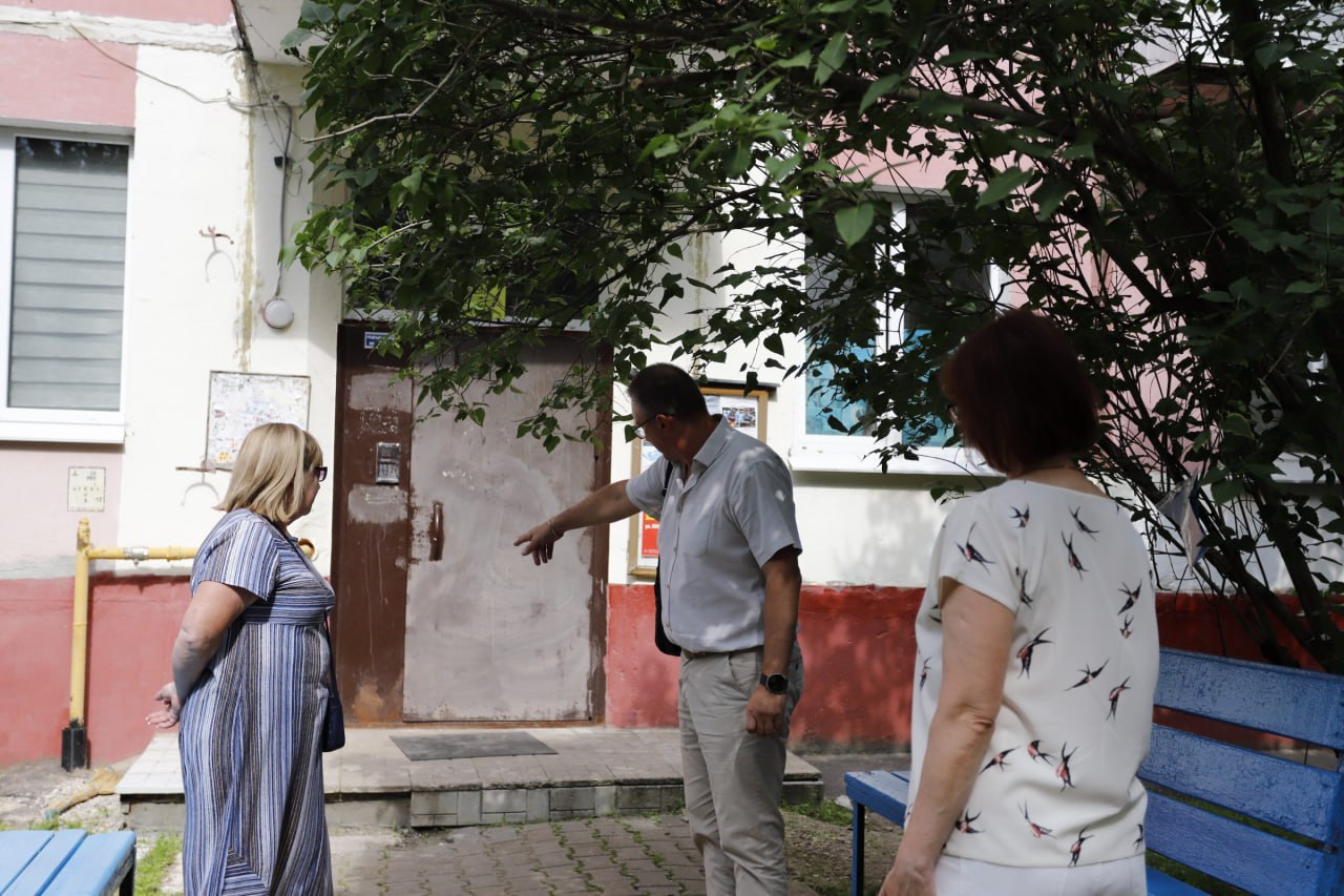 Проверили качество ремонта у подъезда на улице Ленина