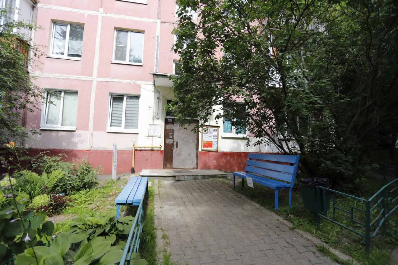 Проверили качество ремонта у подъезда на улице Ленина