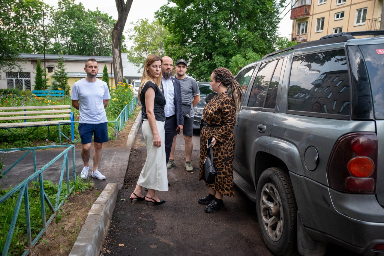Первый заместитель главы г.о. Фрязино Наталия Князева в рамках обхода территории провела встречу с жителями домов 24 и 26 по улице Ленина