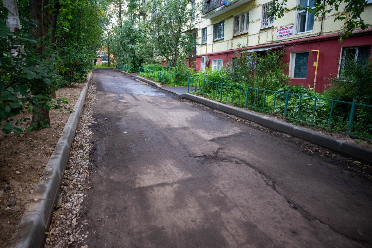 Первый заместитель главы г.о. Фрязино Наталия Князева в рамках обхода территории провела встречу с жителями домов 24 и 26 по улице Ленина