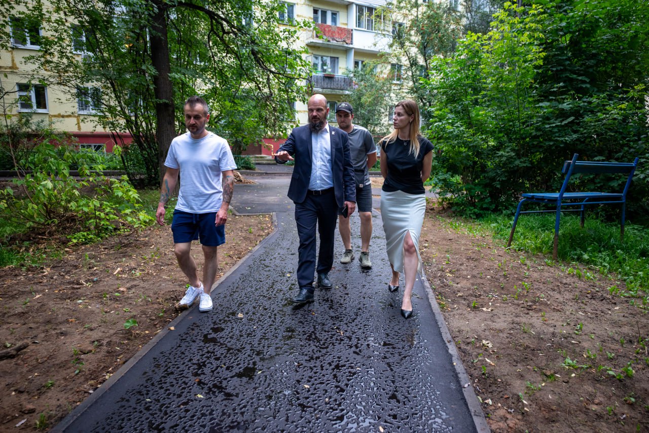 Первый заместитель главы г.о. Фрязино Наталия Князева в рамках обхода территории провела встречу с жителями домов 24 и 26 по улице Ленина