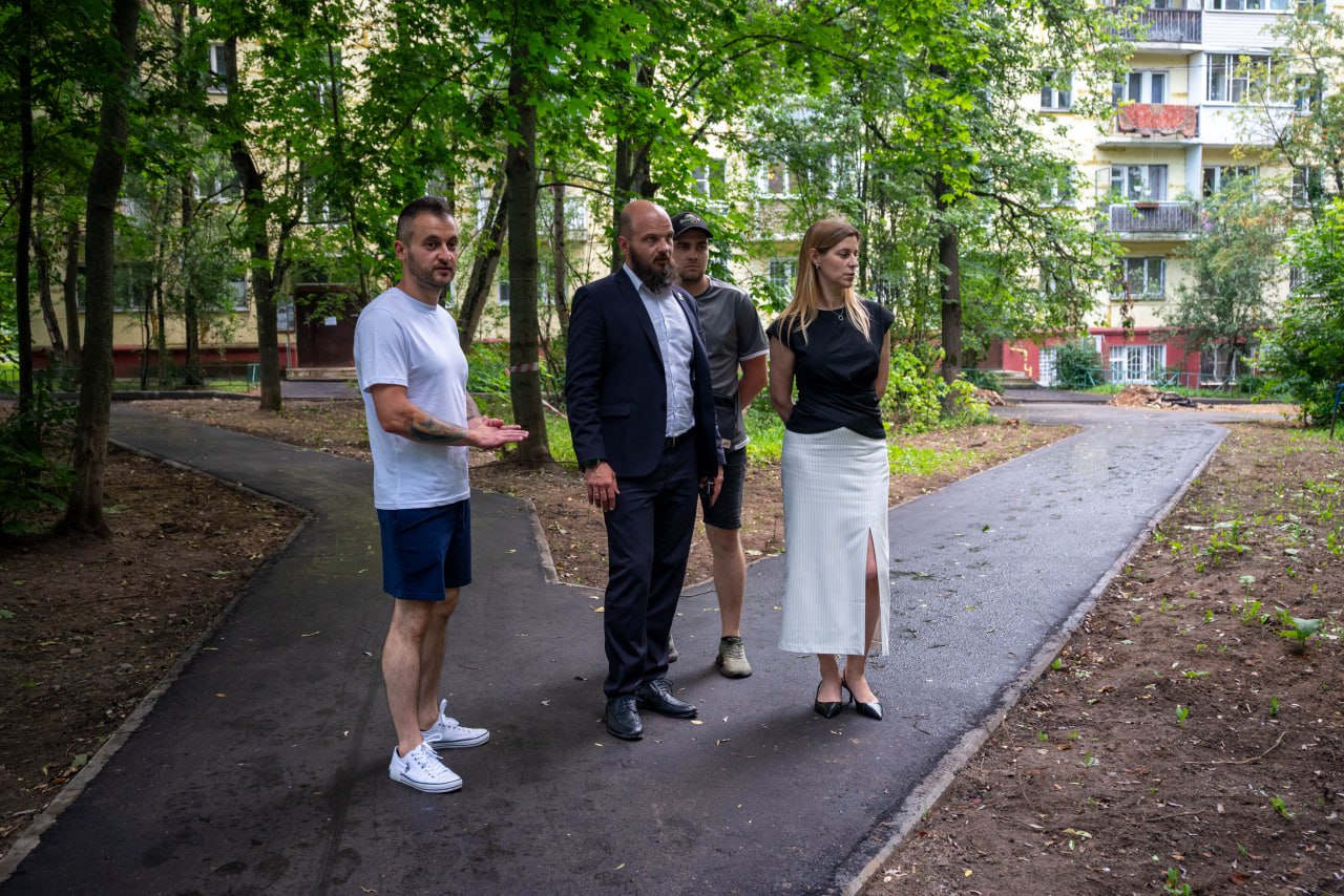 Первый заместитель главы г.о. Фрязино Наталия Князева в рамках обхода территории провела встречу с жителями домов 24 и 26 по улице Ленина