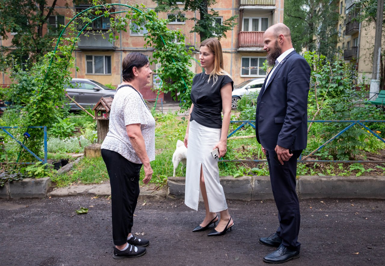 Первый заместитель главы г.о. Фрязино Наталия Князева в рамках обхода территории провела встречу с жителями домов 24 и 26 по улице Ленина