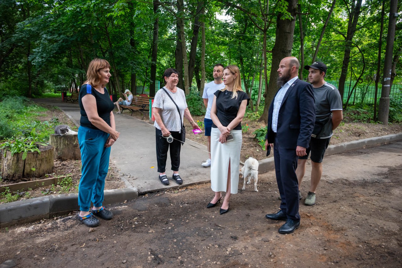 Первый заместитель главы г.о. Фрязино Наталия Князева в рамках обхода территории провела встречу с жителями домов 24 и 26 по улице Ленина