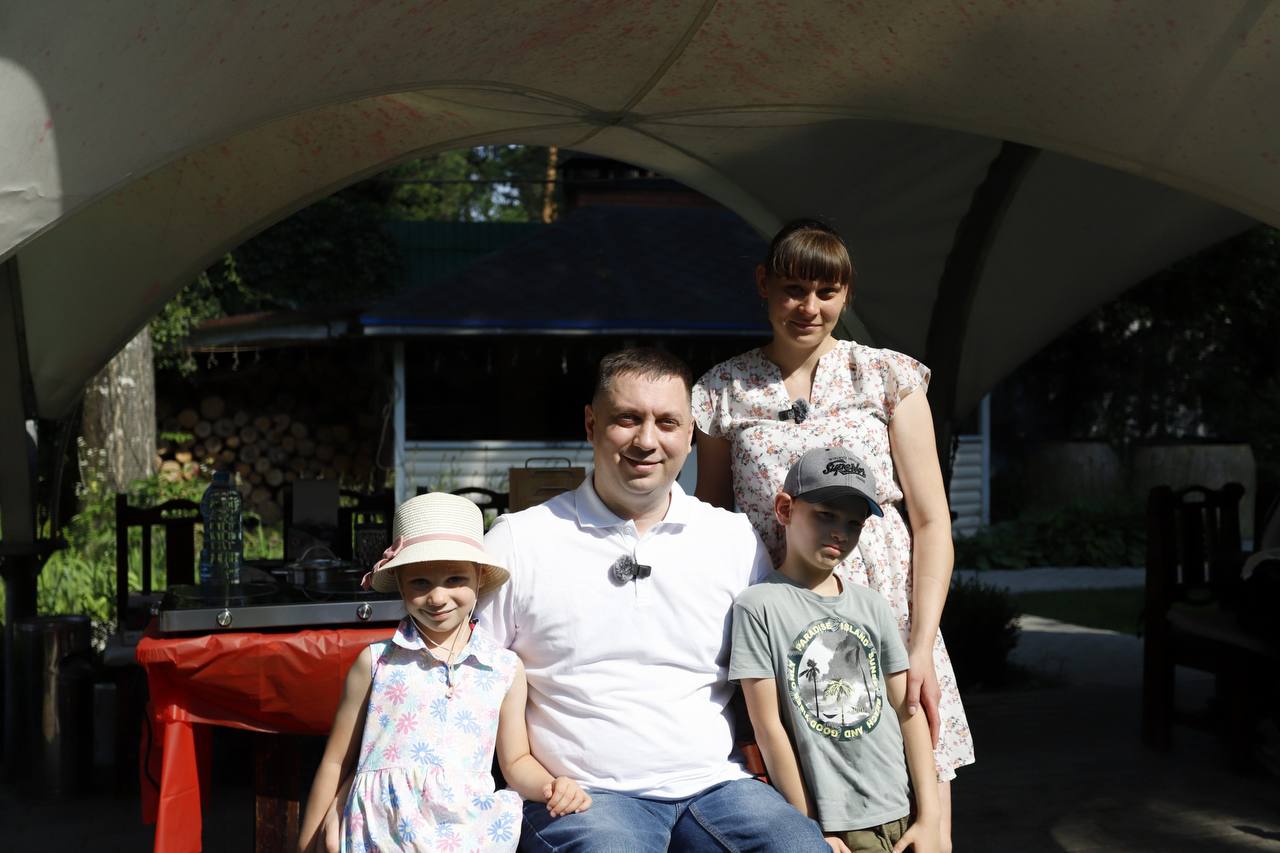 Руководитель Ассоциации ветеранов СВО города Фрязино Игорь Какушкин, вместе со своей супругой Екатериной и детьми Владимиром и Полиной принял участие в кулинарном поединке &laquo;Папа может!&raquo;