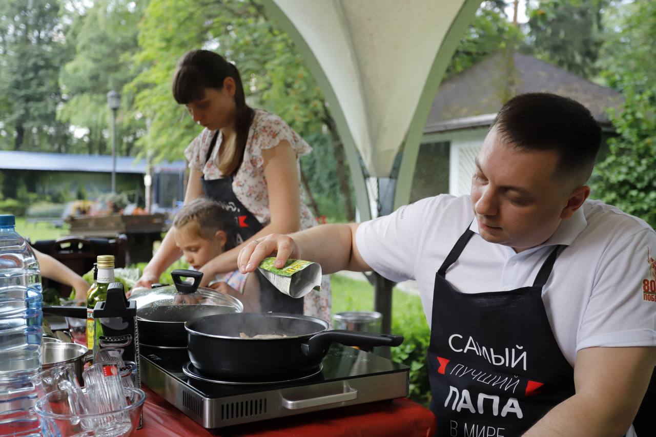 Руководитель Ассоциации ветеранов СВО города Фрязино Игорь Какушкин, вместе со своей супругой Екатериной и детьми Владимиром и Полиной принял участие в кулинарном поединке &laquo;Папа может!&raquo;