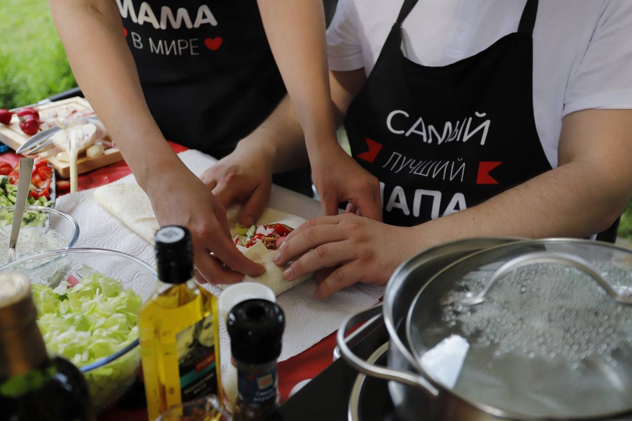 Руководитель Ассоциации ветеранов СВО города Фрязино Игорь Какушкин, вместе со своей супругой Екатериной и детьми Владимиром и Полиной принял участие в кулинарном поединке &laquo;Папа может!&raquo;