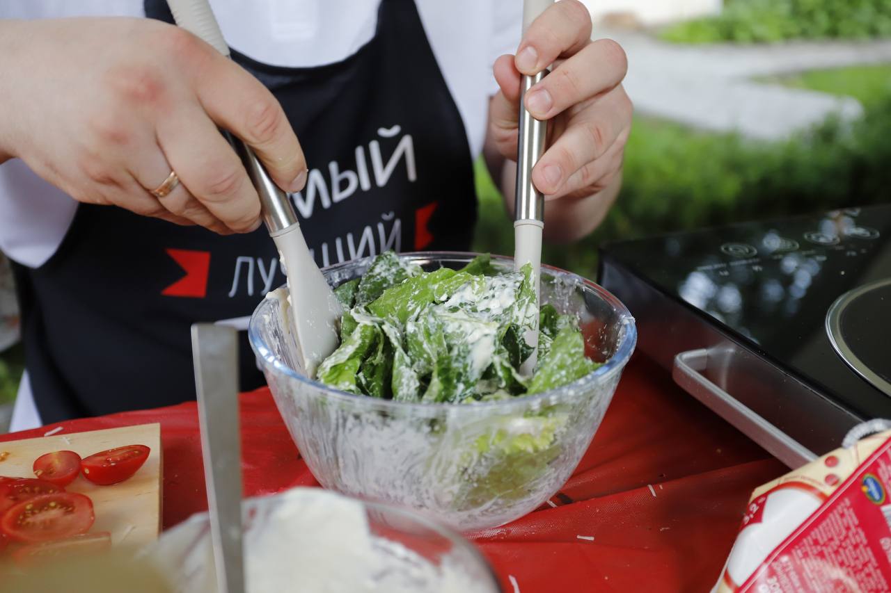 Руководитель Ассоциации ветеранов СВО города Фрязино Игорь Какушкин, вместе со своей супругой Екатериной и детьми Владимиром и Полиной принял участие в кулинарном поединке &laquo;Папа может!&raquo;