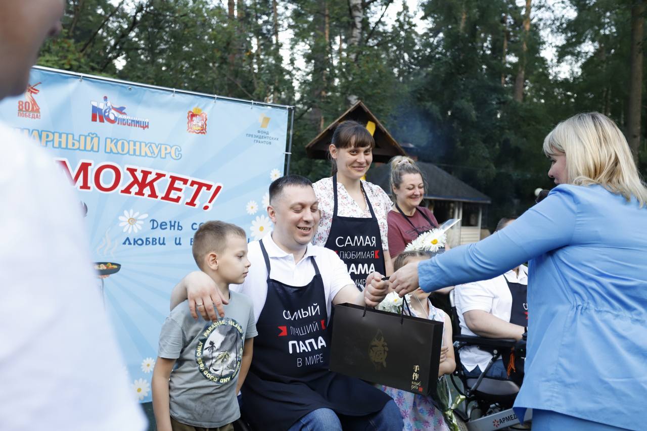 Руководитель Ассоциации ветеранов СВО города Фрязино Игорь Какушкин, вместе со своей супругой Екатериной и детьми Владимиром и Полиной принял участие в кулинарном поединке &laquo;Папа может!&raquo;