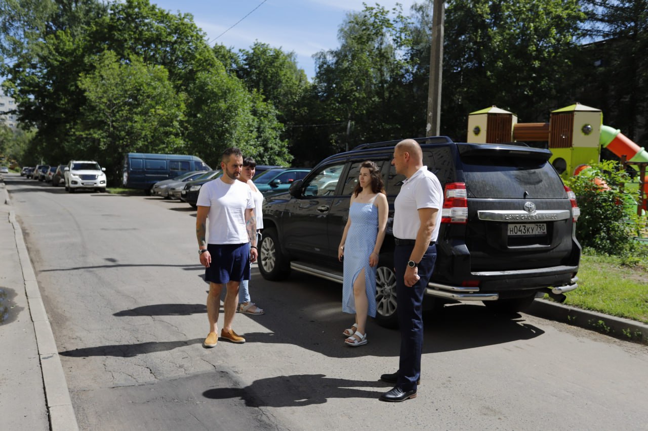 Заместитель главы г.о. Фрязино Антон Тропин в рамках обхода территорий лично проверил выполнение ямочного ремонта во дворе дома №6 по проспекту Мира