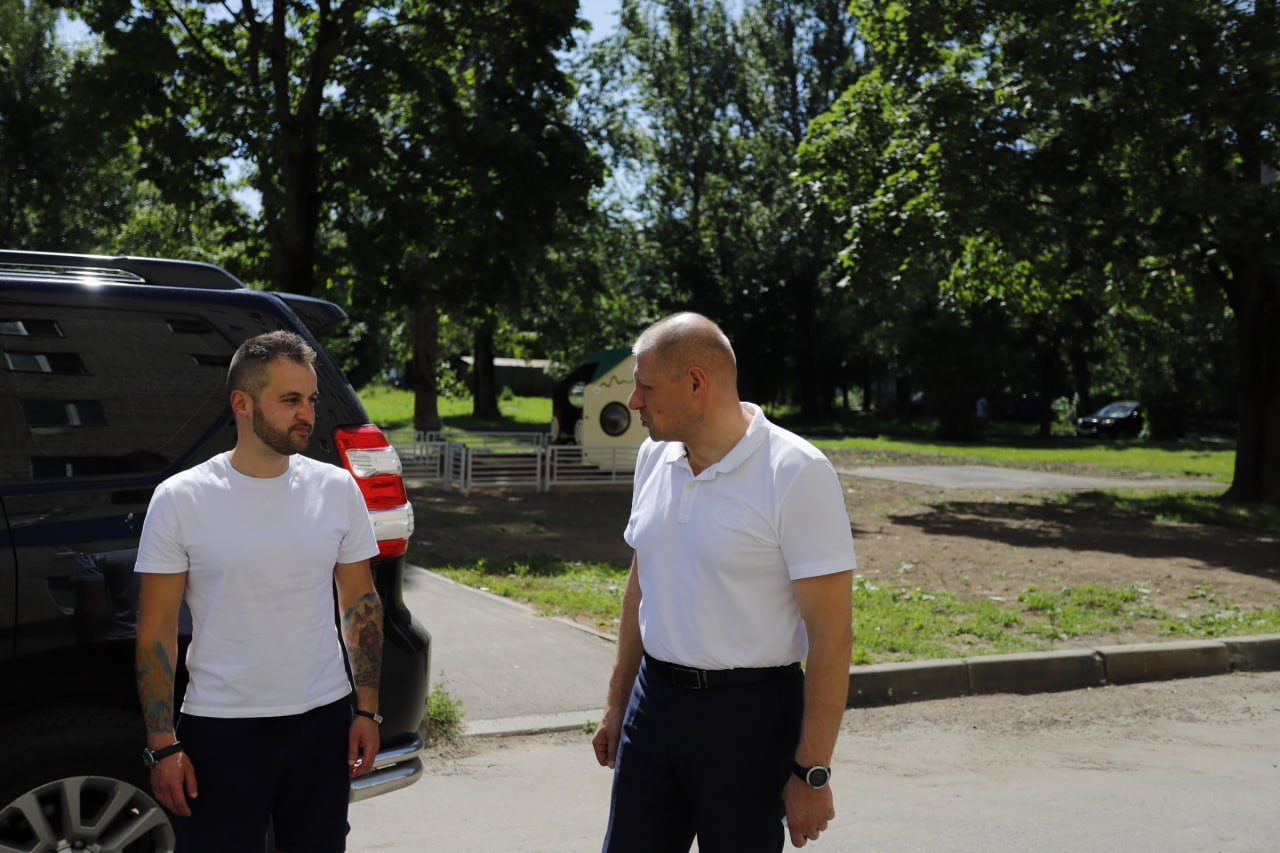 Заместитель главы г.о. Фрязино Антон Тропин в рамках обхода территорий лично проверил выполнение ямочного ремонта во дворе дома №6 по проспекту Мира