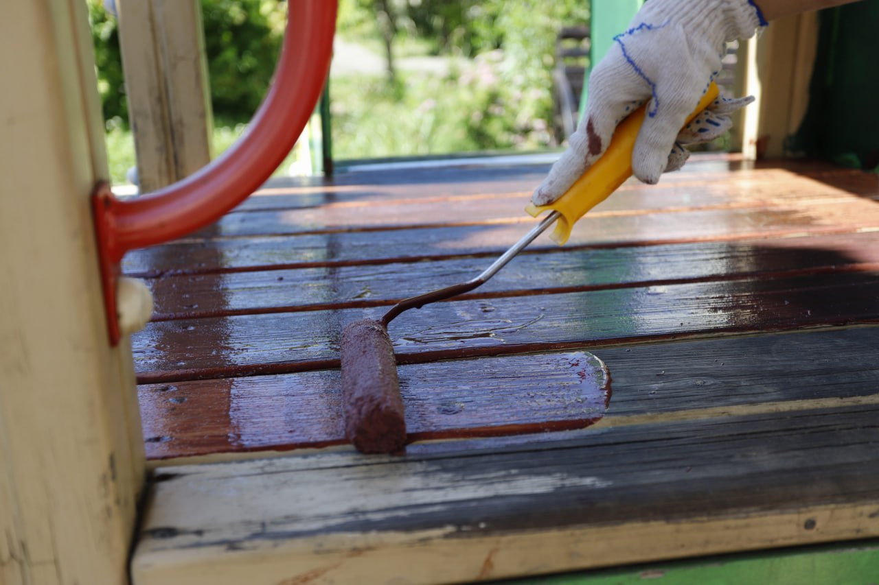 Заместитель главы г.о. Фрязино Юлия Шувалова, совместно с депутатом Совета депутатов Полиной Коноваловой в рамках обхода территории посетила детскую игровую площадку &laquo;Кремль&raquo;, расположенную во дворе дома № 31 по проспекту Мира