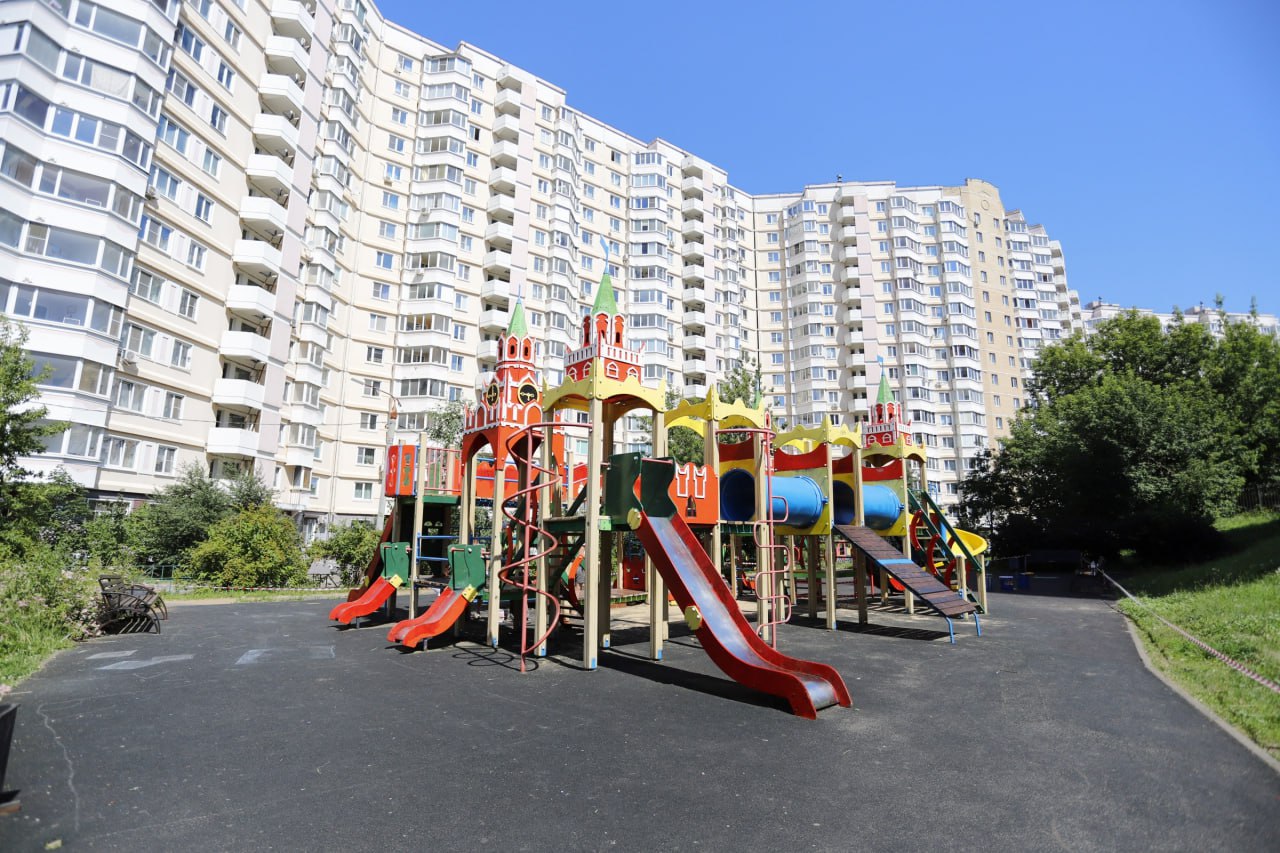 Заместитель главы г.о. Фрязино Юлия Шувалова, совместно с депутатом Совета депутатов Полиной Коноваловой в рамках обхода территории посетила детскую игровую площадку «Кремль», расположенную во дворе дома № 31 по проспекту Мира