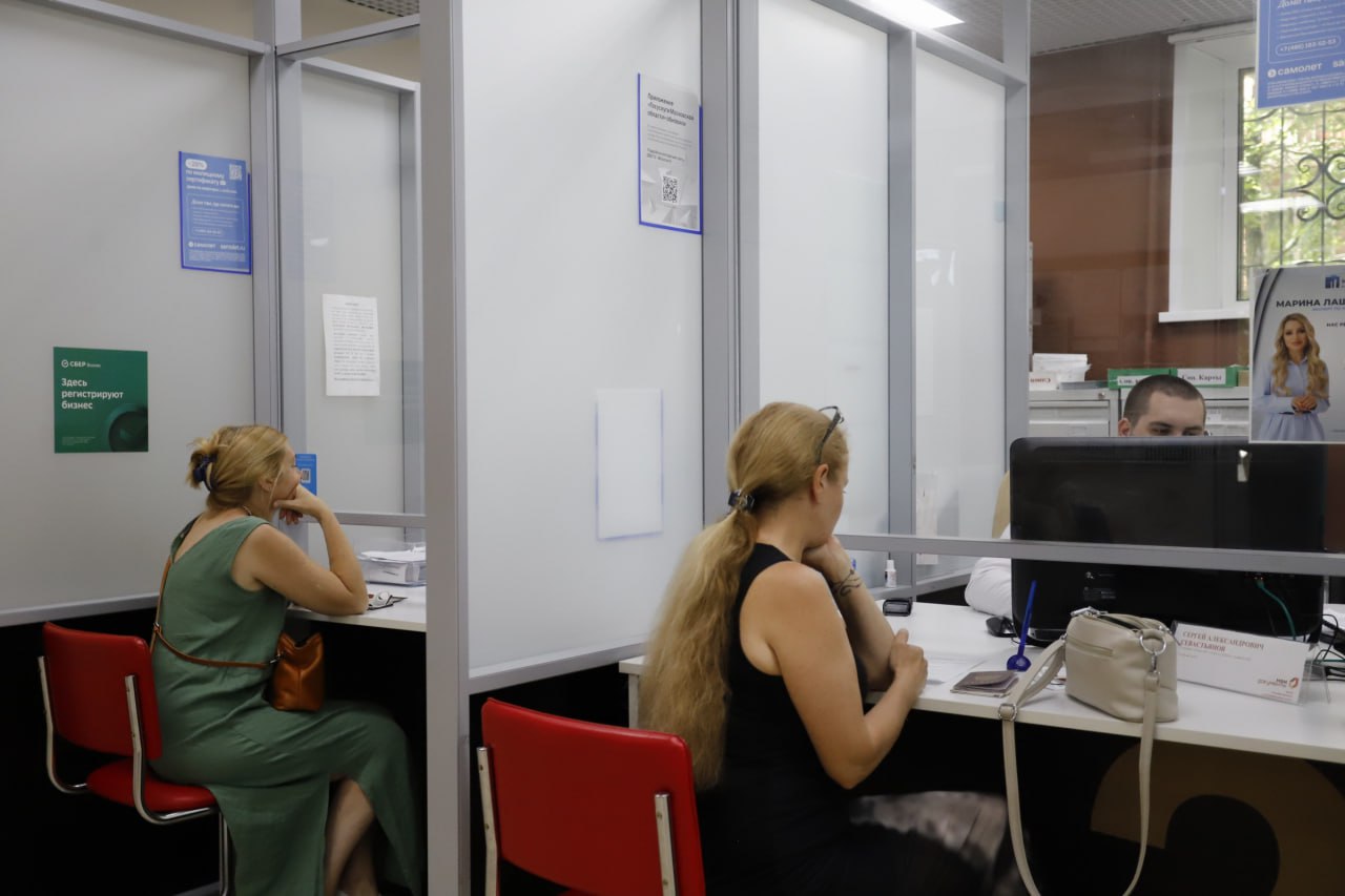 Заместитель главы г.о. Фрязино Наталья Силаева в рамках обхода территории посетила многофункциональный центр на улице Нахимова, 23, где встретилась с директором МФЦ Ольгой Лапенковой